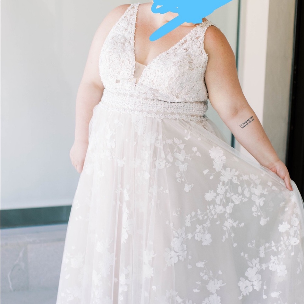 Plus size wedding dress!! Perfect condition!! (Wedding dress size 26)